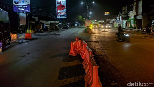 Pertigaan Trengguli, Kecamatan Wonosalam, Demak, sudah dibuka malam ini untuk semua kendaraan, Senin (25/3/2024).