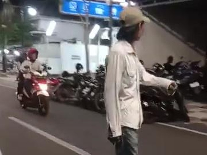 Juru parkir yang diduga mematok tarif mahal di Alun-alun Kota Pasuruan