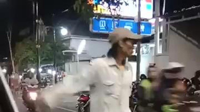 Juru parkir yang diduga mematok tarif mahal di Alun-alun Kota Pasuruan