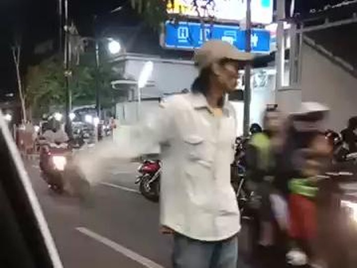 Juru parkir yang diduga mematok tarif mahal di Alun-alun Kota Pasuruan