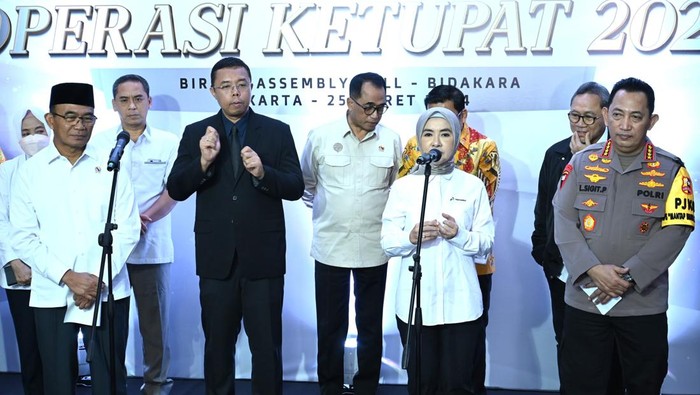 Direktur Utama Pertamina Nicke Widyawati saat pernyataan pers bersama usai menghadiri rapat koordinasi lintas sektoral operasi ketupat 2024 yang diselenggarakan oleh Mabes Polri hari ini.