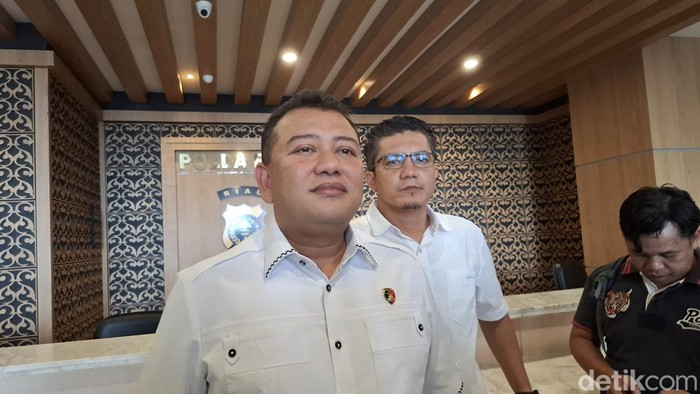 Dirreskrimsus Polda Riau Kombes Nasriadi dan Kasubdit Siber Kompol Fajri (Raja Adil Siregar)