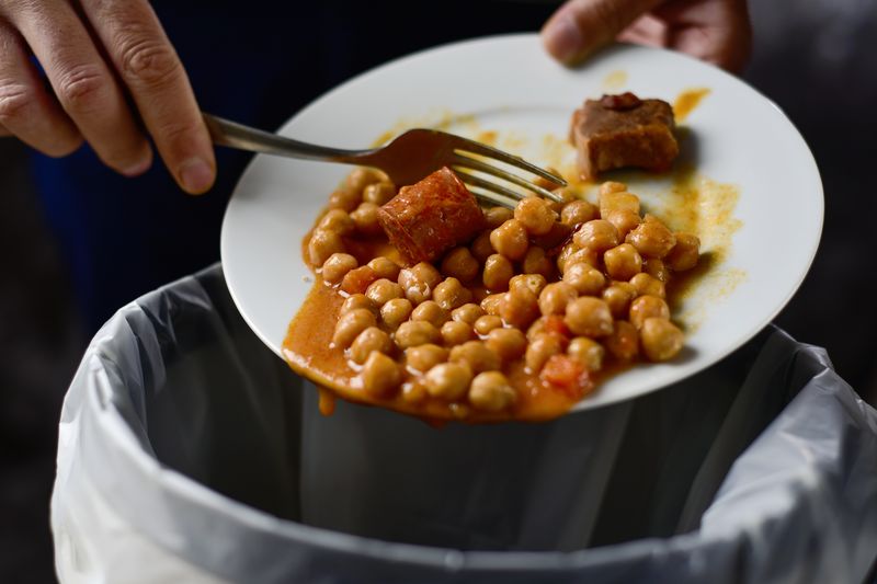 Dulu Sering Buang Makanan, Pria Ini Curhat Kini. Tidak Mampu Beli Makan