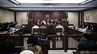 Jaksa penuntut umum menghadirkan empat orang saksi dalam sidang tersebut.