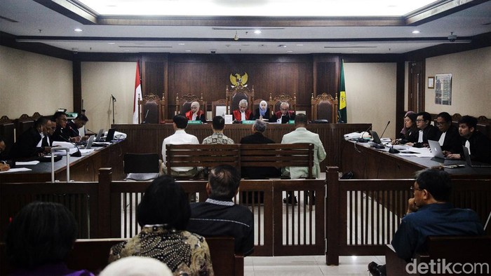 Ekspresi Karen Agustiawan di Sidang Kasus Korupsi Pengadaan LNG Terdakwa kasus korupsi pengadaan gas alam cair atau Liquified Natural Gas (LNG) Galaila Karen Kardinah alias Karen Agustiawan (kanan) menjalani sidang lanjutan di Pengadilan Tipikor, Jakarta, Senin (25/3/2024). Sidang tersebut beragendakan mendengarkan keterangan 4 saksi yang dihadirkan oleh jaksa penuntut umum.