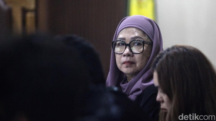Ekspresi Karen Agustiawan di Sidang Kasus Korupsi Pengadaan LNG Terdakwa kasus korupsi pengadaan gas alam cair atau Liquified Natural Gas (LNG) Galaila Karen Kardinah alias Karen Agustiawan (kanan) menjalani sidang lanjutan di Pengadilan Tipikor, Jakarta, Senin (25/3/2024). Sidang tersebut beragendakan mendengarkan keterangan 4 saksi yang dihadirkan oleh jaksa penuntut umum.