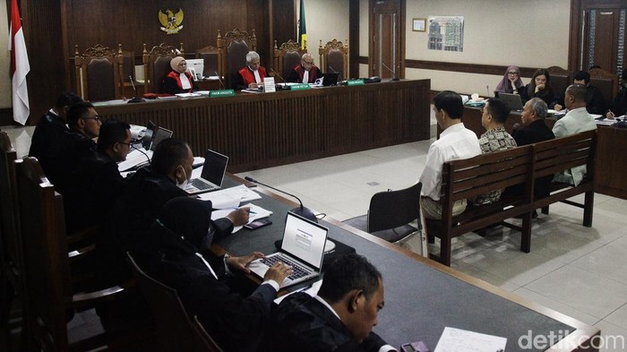 Ekspresi Karen Agustiawan di Sidang Kasus Korupsi Pengadaan LNG Terdakwa kasus korupsi pengadaan gas alam cair atau Liquified Natural Gas (LNG) Galaila Karen Kardinah alias Karen Agustiawan (kanan) menjalani sidang lanjutan di Pengadilan Tipikor, Jakarta, Senin (25/3/2024). Sidang tersebut beragendakan mendengarkan keterangan 4 saksi yang dihadirkan oleh jaksa penuntut umum.