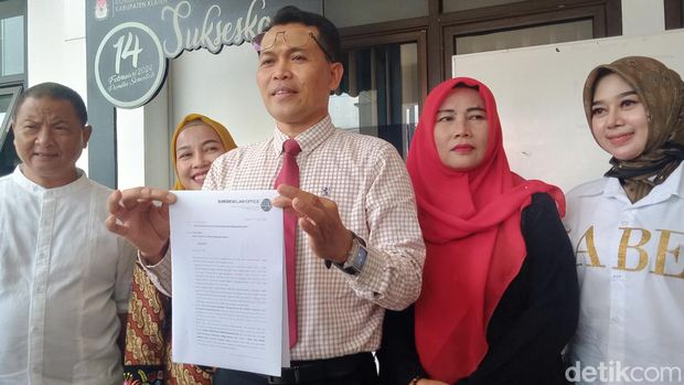 Empat caleg PDIP Kabupaten Klaten bersama kuasa hukum dan simpatisan mendatangi Kantor KPU Klaten, Senin (25/3/2024).
