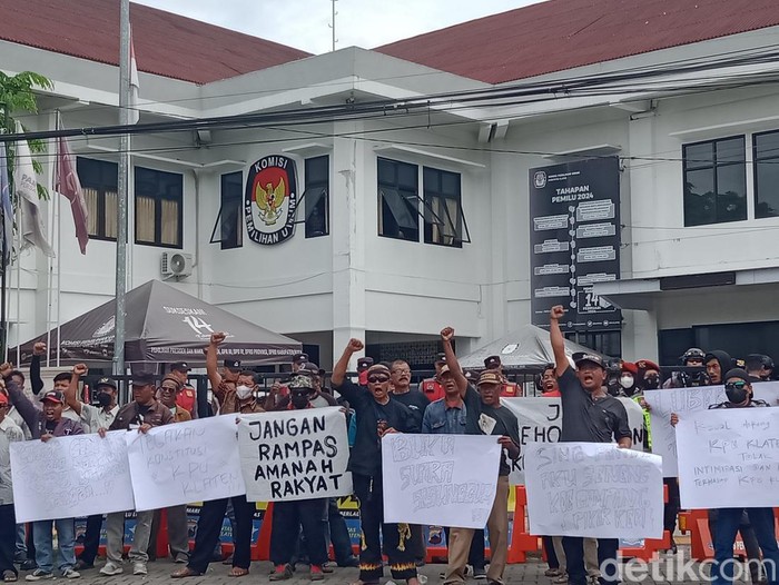 Empat caleg PDIP Kabupaten Klaten bersama kuasa hukum dan simpatisan mendatangi Kantor KPU Klaten, Senin (25/3/2024).