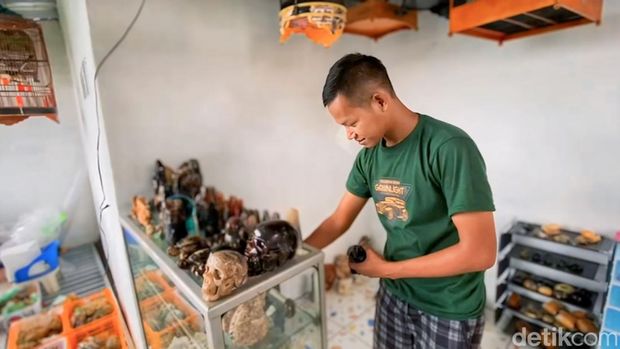 Erwin Supriatna, perajin getah dan batu di Kabupaten Sukabumi.