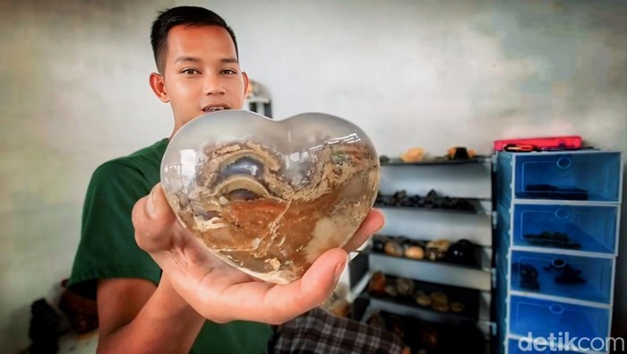 Erwin Supriatna, perajin getah dan batu di Kabupaten Sukabumi.