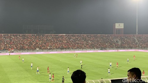 Potret suporter yang hadir mendukung Bali United di Stadion Kapten I Wayan Dipta, Gianyar.