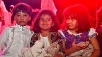 Saat malam festival, anak-anak akan mengenakan pakaian tradisional berkeliling di lingkungan mereka.  