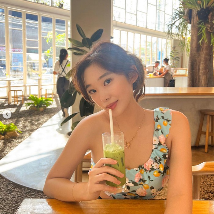 Gaya Livy Renata Saat Makan di Kaki Lima hingga Soba di Jepang Gaya Livy Renata Saat Makan di Kaki Lima hingga Soba di Jepang