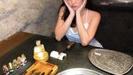 Gaya Livy Renata Saat Makan di Kaki Lima hingga Soba di Jepang