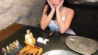Mencicipi hidangan steak di salah satu restoran mewah, Livy mengaku bahwa dia merasa sedikit gemuk setelah menyantap steak mewah ini. Foto: Instagram @livyrenata