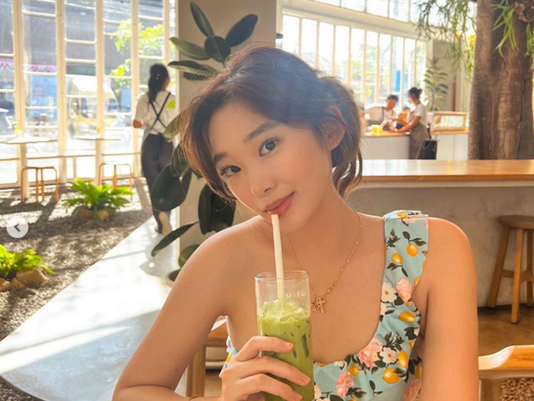 Gaya Livy Renata Saat Makan di Kaki Lima hingga Soba di Jepang