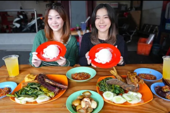 Gaya Livy Renata Saat Makan di Kaki Lima hingga Soba di Jepang Gaya Livy Renata Saat Makan di Kaki Lima hingga Soba di Jepang