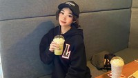 Agenda ngopi-ngopi bersama beberapa teman-temannya, jadi salah satu acara yang disukai Livy saat mengisi waktu luangnya. Foto: Instagram @livyrenata
