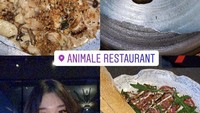 Makan malam di salah satu restoran fine dining, Livy menyantap berbagai hidangan kekinian yang enak nih. Foto: Instagram @livyrenata
