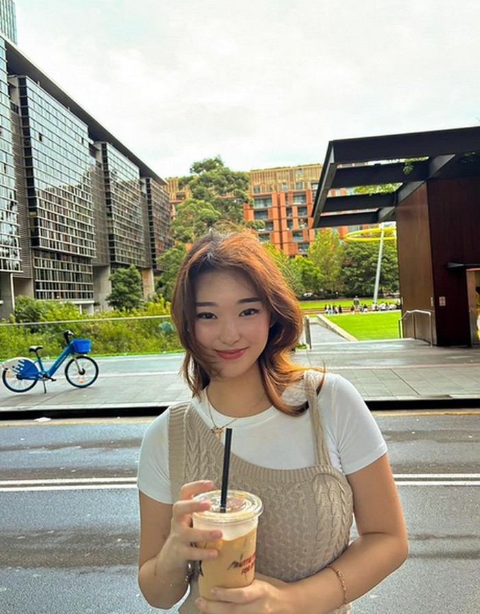 Gaya Livy Renata Saat Makan di Kaki Lima hingga Soba di Jepang Gaya Livy Renata Saat Makan di Kaki Lima hingga Soba di Jepang