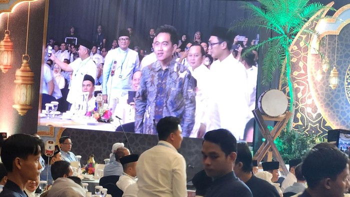 Wapres terpilih Gibran Rakabuming Raka turut hadir di acara buka puasa bersama dengan TKN Prabowo-Gibran, Senin (25/3/2024). Gibran datang menyusul usai setelah Prabowo Subianto hadir.