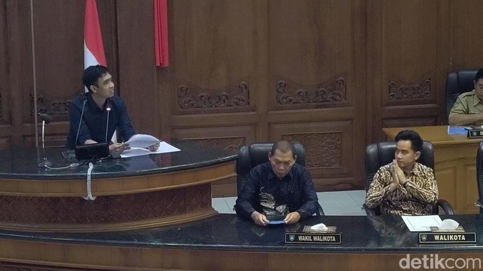 Wali Kota Solo Gibran Rakabuming Raka saat diberi ucapan selamat oleh fraksi PAN-Gerindra saat rapat paripurna, Senin (25/3/2024).