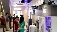 Memasuki showroomnya tak bakal terasa seperti layaknya berkunjung ke sebuah toko. Pasalnya, dari sisi penataan interior, showroom ini dibuat benar menyerupai tata berbagai ruangan dalam hunian. Ragam produk AC Home Central Daikin tampak terpasang, pada berbagai sisi sesuai kebutuhan, menambah keindahan tata interior keseluruhan ruang.