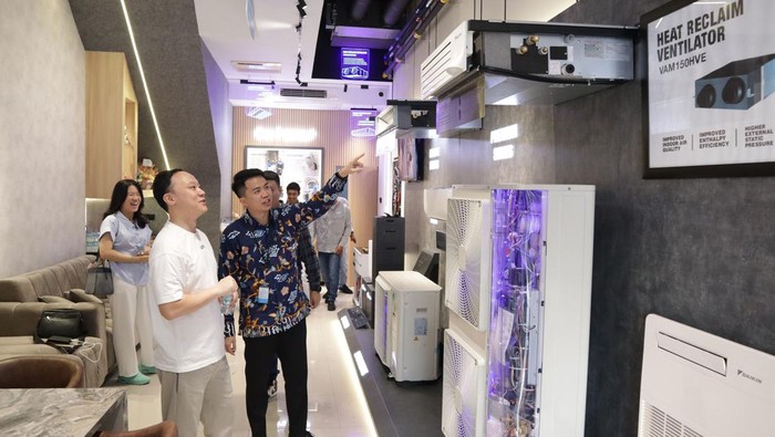 Menapaki penghujung kuartal pertama tahun ini, PT. Daikin Airconditioning Indonesia (DAIKIN) semakin ekspansif mengembangkan lini bisnisnya. Perusahaan pendingin udara (airconditioner–AC) asal Jepang ini menambah keberadaan Daikin Proshop di Medan.