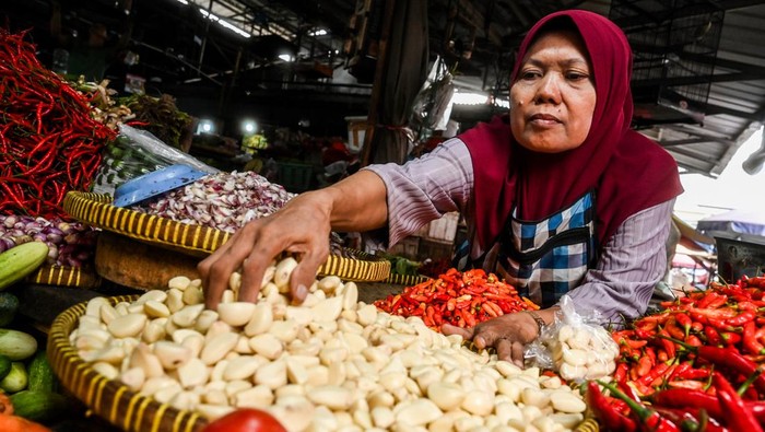 Pedagang merapikan bawang putih yang dijual di Pasar Kebayoran Lama, Jakarta, Senin (25/3/2024). Menurut data Badan Pangan Nasional dan Kementerian Perdagangan, harga bawang putih per 25 Maret 2024 mencapai Rp41.810 per kilogram, harga tersebut melebihi harga eceran tertinggi (HET) yakni Rp32.000 per kilogram yang telah ditetapkan Kemendag sejak 2019. ANTARA FOTO/ Rivan Awal Lingga/tom.