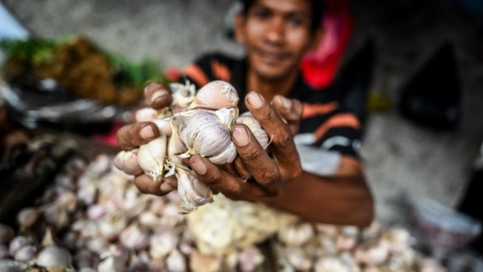 Harga bawang putih melebihi HET Pedagang merapikan bawang putih yang dijual di Pasar Kebayoran Lama, Jakarta, Senin (25/3/2024). Menurut data Badan Pangan Nasional dan Kementerian Perdagangan, harga bawang putih per 25 Maret 2024 mencapai Rp41.810 per kilogram, harga tersebut melebihi harga eceran tertinggi (HET) yakni Rp32.000 per kilogram yang telah ditetapkan Kemendag sejak 2019. ANTARA FOTO/ Rivan Awal Lingga/tom.