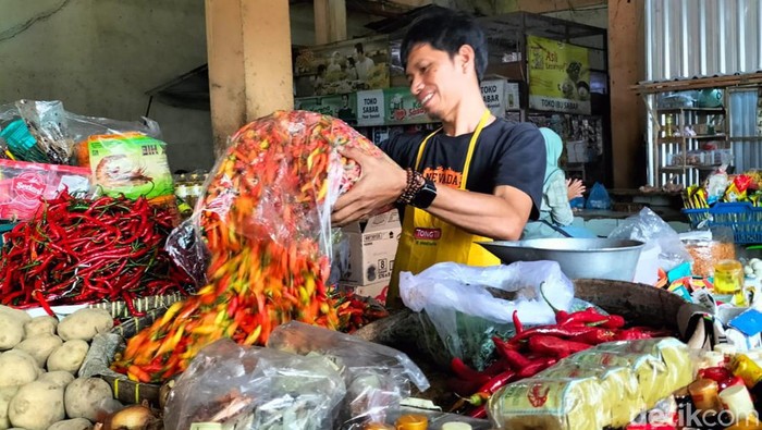 Heri Widiyanto, pedagang keperluan dapur di pasar Boyolali Kota, Senin (25/3/2024).