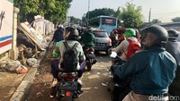 Arus lalu lintas merayap.  