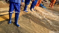 Pihak Dinas Sumber Daya Air (SDA) DKI Jakarta menepis informasi bahwa banjir ini dikarenakan proyek tanggul yang mereka kerjakan jebol.  