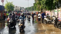 Arus lalu lintas di pertigaan Jalan Raya Bogor dengan Jalan H Bokir di kawasan Hek Kramat Jati macet, Senin (25/3/2024) pagi.