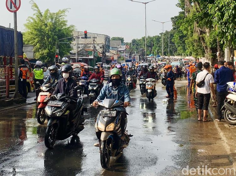 Hek Kramat Jati Banjir, Jalanan Jadi Macet Banget