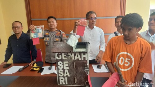 I Ketut Yudha Sanjaya, pencuri kotak sesari di Pura Gede Pengastulan dihadirkan saat konferensi pers di Polres Buleleng, Senin (25/3/2024). (Made Wijaya Kusuma/detikBali)