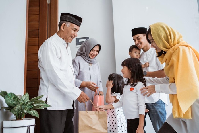 Ilustrasi silaturahmi saat Lebaran.