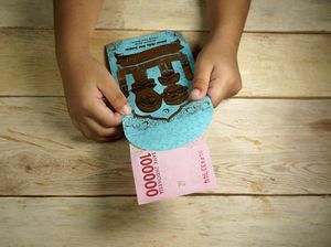 Asal-usul Tradisi Bagi Uang saat Lebaran, Ini Penjelasannya