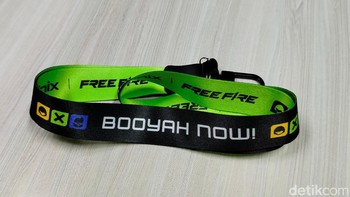Dalam paket khusus ini disertakan Free Fire Collab Lanyard. Foto: Rizqy Nur Amalia/detikINET