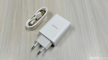 Dalam paket penjualan diberikan charger yang mendung pengisian cepat 33W. Foto: Rizqy Nur Amalia/detikINET