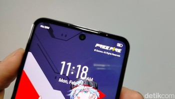 HP ini mengusung punch hole sebagai rumah bagi kamera selife 32 MP. Foto: Rizqy Nur Amalia/detikINET