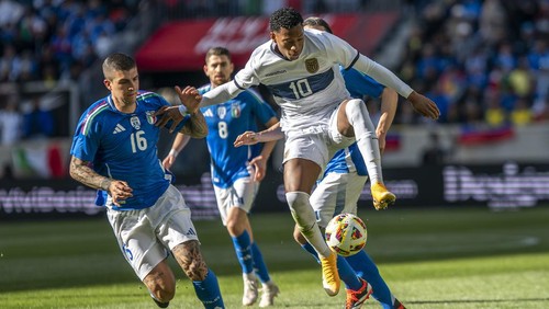 Italys defender Gianluca Mancini (16) fights for the ball against Ecuadors forward Gonzalo Plata (10) during an international friendly soccer match, Sunday, March 24, 2024, in Harrison, N.J. (AP Photo/Eduardo Munoz Alvarez)