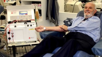 James Harrison: James Harrison dari Australia memiliki antibodi langka dalam plasma darahnya. Transfusinya menghasilkan suntikan yang disebut Anti-D yang membantu bayi dengan penyakit Rhesus. Setelah terinspirasi karena diselamatkan transfusi kala remaja, Harison terus melakukan donor darah sejak usia 18 tahun. Saat terpaksa pensiun setelah mencapai usia donasi maksimum di Australia yaitu 81 tahun, ia telah memberikan kontribusi menghasilkan 1.173 donasi. Harrison diyakini bertanggung jawab menyelamatkan 2,5 juta bayi di Australia. Foto: ABC