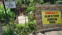 Pondasi di kedua sisi jembatan penghubung desa itu ambles. 