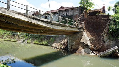 Jembatan di Tulungagung Rusak Diterjang Banjir