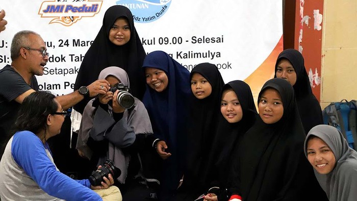 Jurnalis Mancing Indonesia (JMI) melakukan pelatihan bagaimana cara membuat karya foto yang baik untuk disiarkan di media sosial seperti Instagram, Facebook, Tweeter, Youtube dll kepada para santri di Pondok Tahfidz Master AlFaruq Kalimulya, Depok, Jawa Barat, Minggu 24 Maret 2024. Selain kegiatan pelatihan, JMI juga memberikan santunan kepada 63 santri penghafal Al-Qur'an