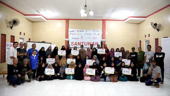Jurnalis Mancing Indonesia (JMI) melakukan pelatihan bagaimana cara membuat karya foto yang baik untuk disiarkan di media sosial seperti Instagram, Facebook, Tweeter, Youtube dll kepada para santri di Pondok Tahfidz Master AlFaruq Kalimulya, Depok, Jawa Barat, Minggu 24 Maret 2024. Selain kegiatan pelatihan, JMI juga memberikan santunan kepada 63 santri penghafal Al-Qur'an