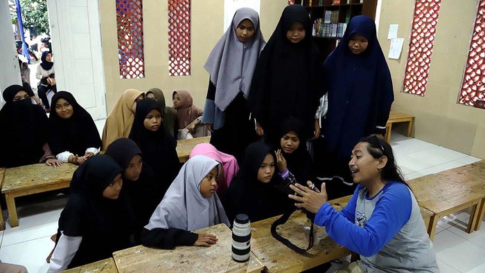 JMI Santuni 63 Santri Penghafal Al-Qur'an Jurnalis Mancing Indonesia (JMI) melakukan pelatihan bagaimana cara membuat karya foto yang baik untuk disiarkan di media sosial seperti Instagram, Facebook, Tweeter, Youtube dll kepada para santri di Pondok Tahfidz Master AlFaruq Kalimulya, Depok, Jawa Barat, Minggu 24 Maret 2024. Selain kegiatan pelatihan, JMI juga memberikan santunan kepada 63 santri penghafal Al-Qur'an