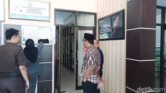 Kadis PUPR Gorontalo Rifadli Bahsuan diperiksa Kejari Gorontalo.